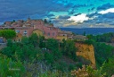 Le village de Roussillon, vu depuis le parcours des ocres, vaucluse,France